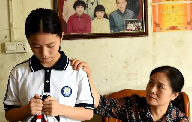 何小满提前出狱七年未归,养父接人时获留信与身世材料 _ 现场图 何小满提前出狱七年未归,养父接人时获留信与身世材料 _ 现场图